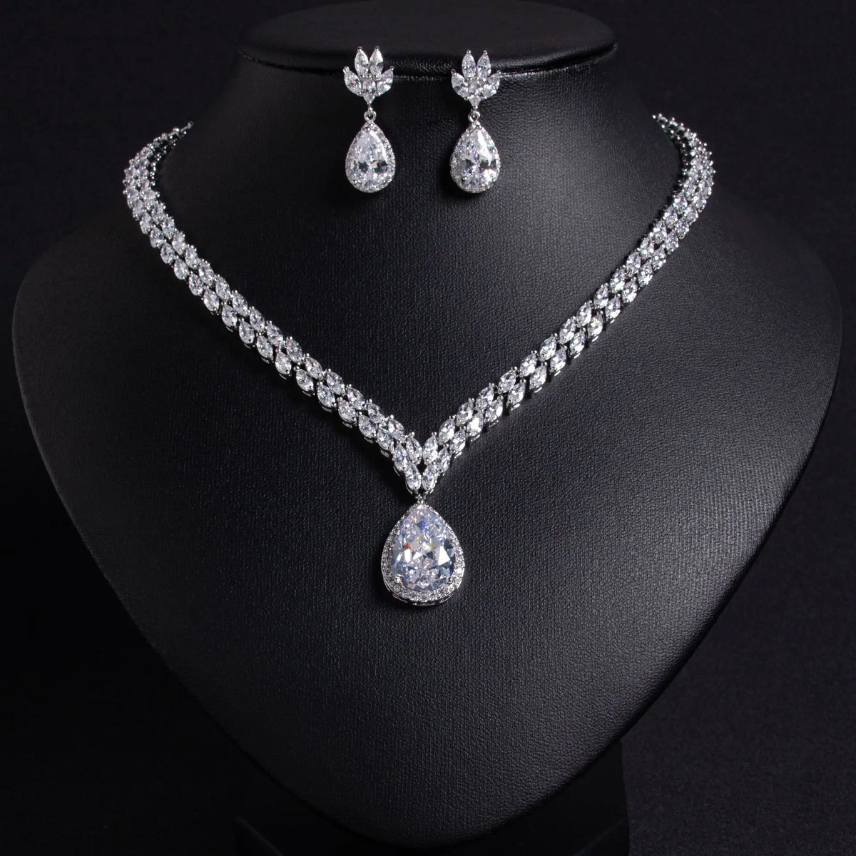 Elegant Teardrop Necklace Set